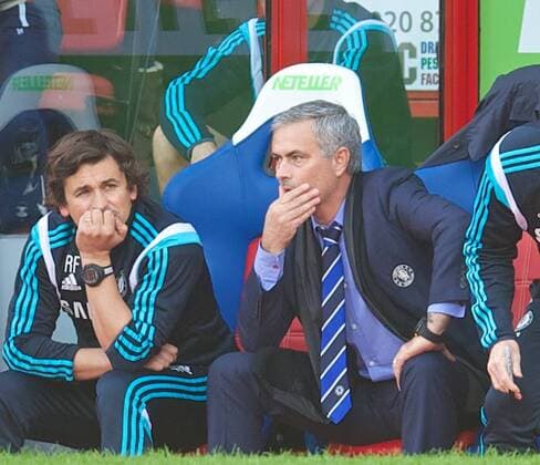 PROPAGANDA20141019 Football - soccer: Barclays Premier League, Crystal Palace FC - Chelsea FC, Chelsea s manager Jose Mourinho on the bench during the Premier League match against Crystal Palace at Sehlhurst Park. (Hinweis: Verwendung nur in Deutschland, Österreich oder Schweiz - only Germany, Austria and Switzerland) xHOCHxZWEIx xPropagandax