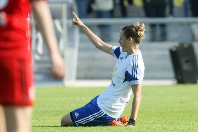 Allianz Frauen-Bundesliga, 8. Spieltag: 1. FFC Frankfurt - Bayer 04 Leverkusen am Sonntag (19.10.2014) im Stadion am Brentanobad in Frankfurt am Main. Simone Laudehr (1. FFC Frankfurt) jubel t nach ihrem Tor zum 3:0.