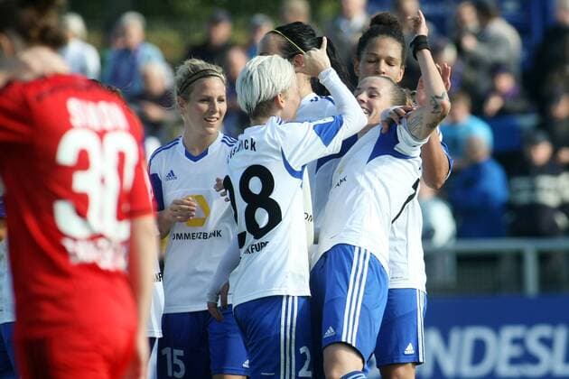 Allianz Frauen-Bundesliga, 8. Spieltag: 1. FFC Frankfurt - Bayer 04 Leverkusen am Sonntag (19.10.2014) im Stadion am Brentanobad in Frankfurt am Main. Jubel nach 3:0 durch Simone Laudehr (1. FFC Frankfurt, R), links Jessica Fishlock (1. FFC Frankfurt).
