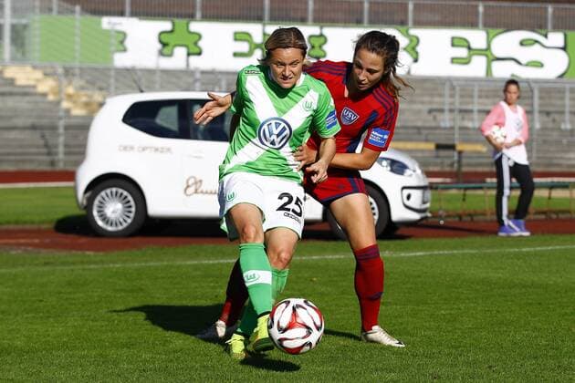 19.10.2014, VfL Stadion am Elsterweg, Wolfsburg, Frauenfussball Ligaspiel, 1. Liga, VfL Wolfsburg vs FF USV Jena, im Bild Martina Mueller (25, VfL Wolfsburg, li.) im Zweikampf mit Julia Arnold (31, FF USV Jena) VfL Wolfsburg vs FF USV Jena