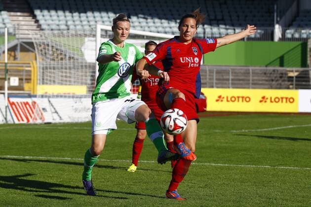 19.10.2014, VfL Stadion am Elsterweg, Wolfsburg, Frauenfussball Ligaspiel, 1. Liga, VfL Wolfsburg vs FF USV Jena, im Bild Alexandra Popp (11, VfL Wolfsburg, li.) im Zweikampf mit Ivana Rudelic (25, FF USV Jena) VfL Wolfsburg vs FF USV Jena