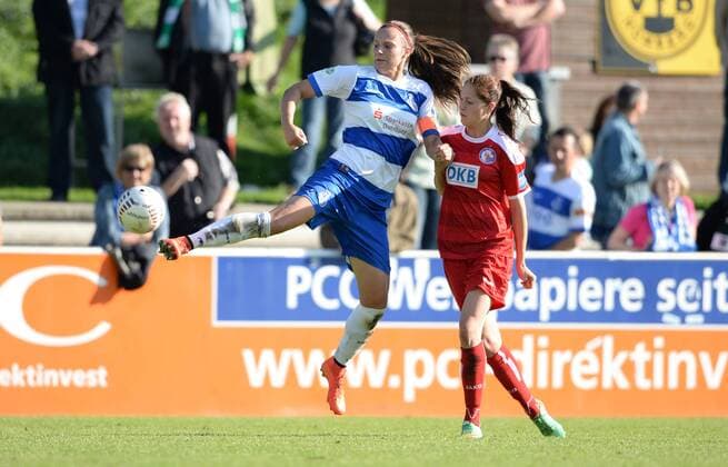 Lucie Vonkova (li., MSV) und Inka Wesely (Pot), Fussball, Allianz Frauen-Bundesliga, MSV Duisburg - 1.FFC Turbine Potsdam, xjkx