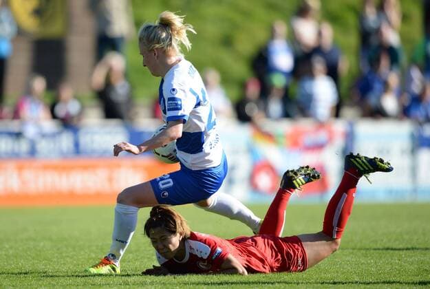 Julia Debitzki (li., MSV) und Asano Nagasato (Pot), Bauchlandung, Fussball, Allianz Frauen-Bundesliga, MSV Duisburg - 1.FFC Turbine Potsdam, xjkx
