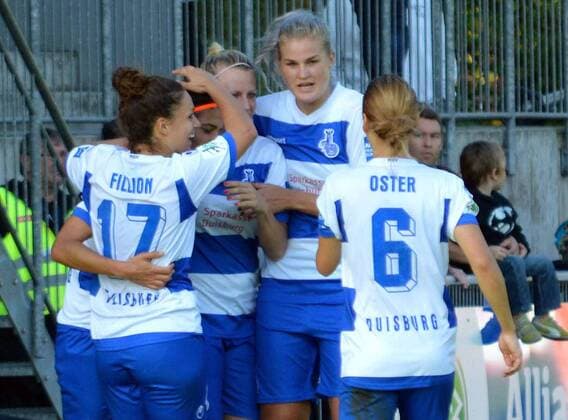 19.10.2014, xmlx, Fussball 1.Bundesliga Frauen, MSV Duisburg - Turbine Potsdam, v.l. Emilie Fillion, Carole da Silva Costa, Virginia Kirchberger, Rahel Kiwic, Jennifer Oster (alle MSV), Tor für den MSV Duisburg zum 1:2 in der 45. Minute durch Da Silva Costa;