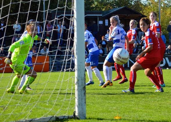 19.10.2014, xmlx, Fussball 1.Bundesliga Frauen, MSV Duisburg - Turbine Potsdam, v.l. Gaelle Thalmann (Torhüterin MSV), Dolores Jacome Silva (verdeckt), Carole da Silva Costa, Rahel Kiwic (alle MSV), Pauline-Marie Bremer, Asano Nagasato, Lia Joelle Wälti (alle Potsdam), Ball fliegt knapp am MSV-Tor vorbei;