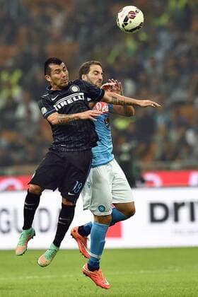 Serie A, Inter Mailand - SSC Neapel Gary Medel-Gonzalo Higuain 