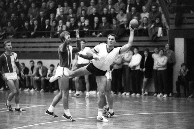 VfL Gummersbach - Phönix Essen: Hans Günter Schmidt (Gummersbach) beim Wurf