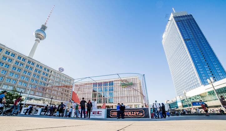 Berlin, Deutschland, 19.10.2014: Volleyball Berlin Recycling Volleys - Urban Volley Court. Der Urban Volley Court auf dem Alexanderplatz