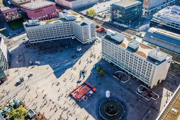 Berlin, Deutschland, 19.10.2014: Volleyball Berlin Recycling Volleys - Urban Volley Court. Der Urban Volley Court auf dem Alexanderplatz