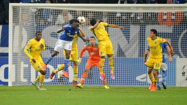 21.10.2014, xFUx, Fussball Champions League, FC Schalke 04 - Sporting Lissabon, v.l. Chinedu Obasi (FC Schalke 04), Paulo Oliveira (Sporting Lissabon), Fredy Montero (Sporting Lissabon) Goal scored, Tor zum 1:1