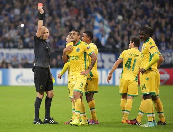 21.10.2014, xjfx, Fussball Champions League, FC Schalke 04 - Sporting Lissabon, v.l. Schiedsrichter Sergei Karasev (RUS) zeigt Maurico (Sporting Lissabon) die Rote Karte