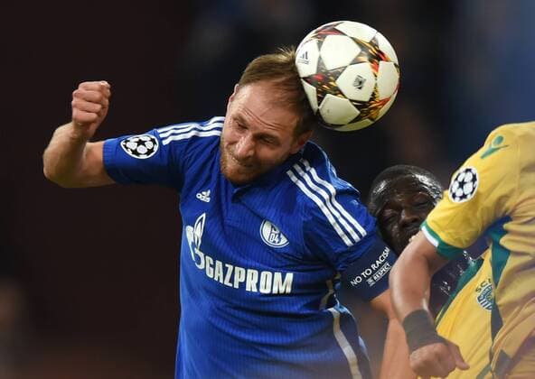 21.10.2014, Fussball, Saison 2014 15, UEFA Champions League, Vorrunde, FC Schalke 04 - Sporting Lissabon Benedikt Hoewedes, Benedikt Höwedes (Schalke 04), li., erzielt mit diesem Kopfball das Tor zum 3:1