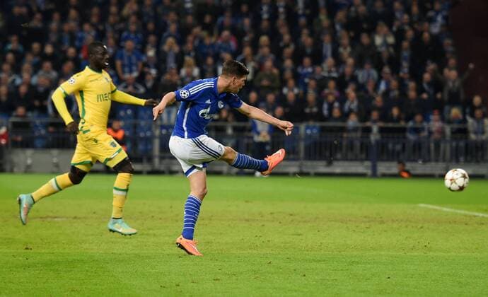 21.10.2014, Fussball, Saison 2014 15, UEFA Champions League, Vorrunde, FC Schalke 04 - Sporting Lissabon Klaas-Jan Huntelaar (Schalke 04), re., erzielt mit diesem Schuss das Tor zum 2:1