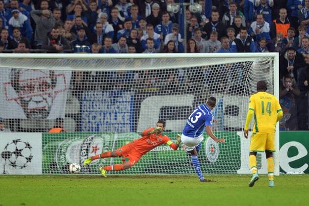 FC Schalke 04 vs. Sporting Lissabon --- Fussball --- Champions League --- 21.10.2014 Tor zum 4:3, von links: Rui Patricio (Sporting Lissabon), Eric Maxim Choupo-Moting, Choupo Moting (Schalke), William Carvalho (Sporting Lissabon), Elfmeter, Freisteller, Aktion