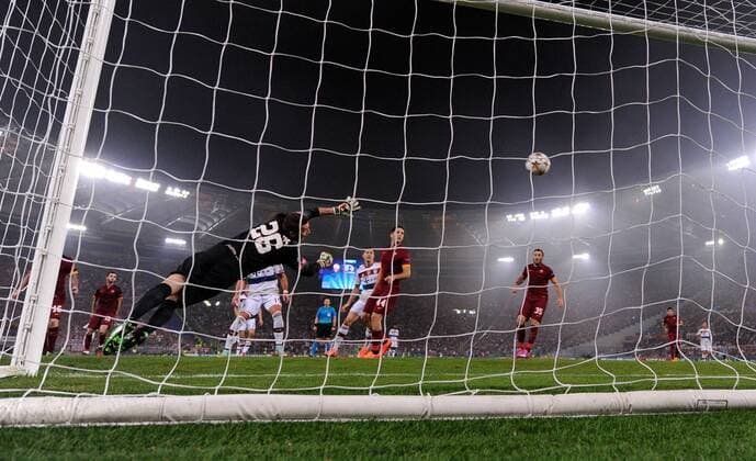 FUSSBALL CHAMPIONS LEAGUE SAISON 2014 2015 Vorrunde AS Rom - FC Bayern Muenchen 21.10.2014 Arjen Robben (verdeckt, FC Bayern Muenchen) erzielt das Tor zum 0:1. Torwart Morgande Sanctis (AS Rom) ist geschlagen 