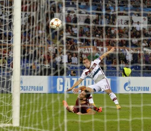 21.10.2014, Fussball Champions League 2014 2015, Vorrunde, 3.Spieltag, AS Rom - FC Bayern München, im Olympiastadion Rom (Italien). Torschuss zum 7:1 von Xherdan Shaqiri (re, Bayern München) gegen Konstantinos Manolas (AS Rom). 