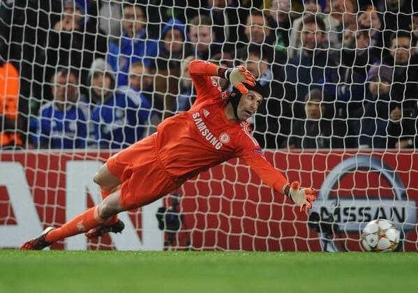 Football - 2014 2015 Champions League - Group G: Chelsea vs. Maribor Chelsea s Petr Cech watches their penalty go wide at Stamford Bridge. COLORSPORT ANDREW COWIE