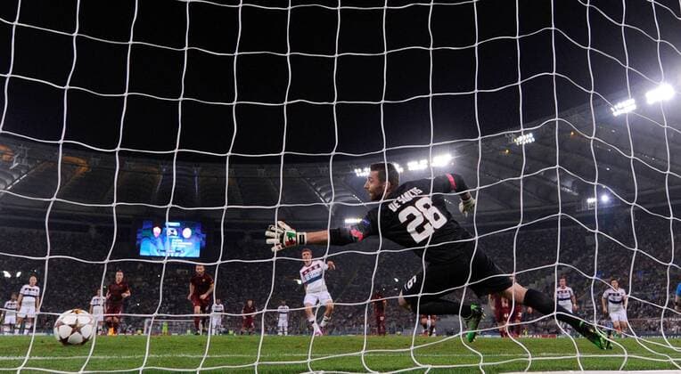 FUSSBALL CHAMPIONS LEAGUE SAISON 2014 2015 Vorrunde AS Rom - FC Bayern München 21.10.2014 Thomas Mueller (Mitte, FC Bayern München) erzielt das Tor zum 0:5 per Elfmeter. Torwart Morgande Sanctis (AS Rom) ist geschlagen 