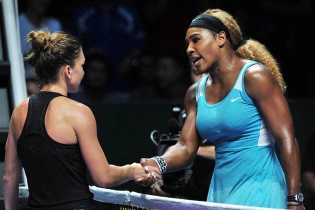 Romania s Simona Halep (L) shakes hands with Serena Williams of the U.S. after their round robin match of the WTA Tennis Damen Finals at Singapore Indoor Stadium, Oct. 22, 2014. 