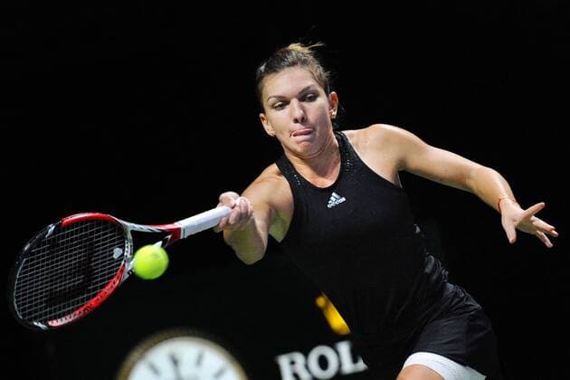 Romania s Simona Halep hits a return during the round robin match of the WTA Tennis Damen Finals of the U.S. at Singapore Indoor Stadium, Oct. 22, 2014. Simona 