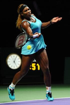Serena Williams of the U.S. hits a return during the round robin match of WTA Tennis Damen finals at Singapore Indoor Stadium, Oct. 22, 2014. 