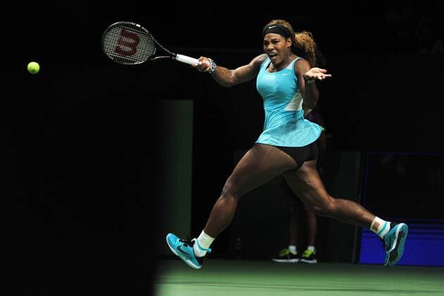 Serena Williams of the U.S. hits a return during the round robin match of WTA Tennis Damen finals at Singapore Indoor Stadium, Oct. 22, 2014. 