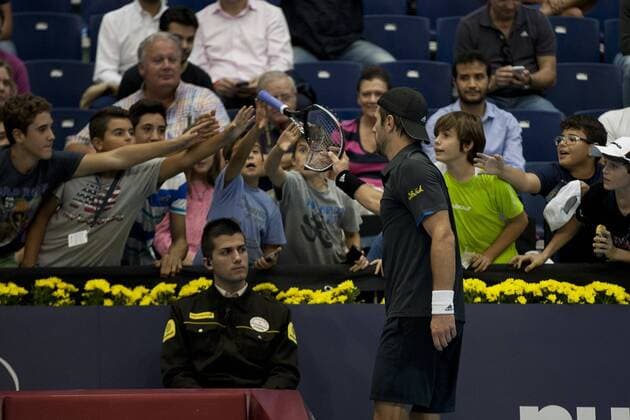 Valencia - Jürgen Melzer verschenkt seinen zerstörten Schläger - Valencia Open 500 -( Photo: OmarArnau CordonPress ) 