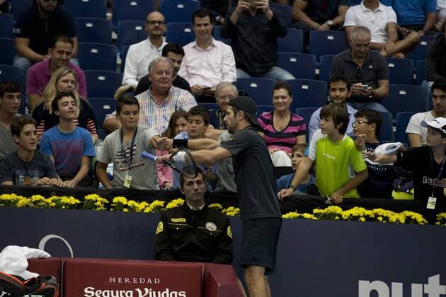 Valencia - Jürgen Melzer verschenkt seinen zerstörten Schläger - Valencia Open 500 -( Photo: OmarArnau CordonPress ) 