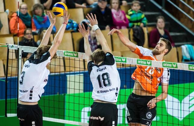 Berlin, Deutschland, 22.10.2014: Volleyball Bundesliga Saison 2014 2015 - VC Olympia Berlin - BR Volleys. Christian Dünnes Duennes (BR Volleys 16) gegen den Block aus Niklas Rudolf (VCO 3) und Felix Göbert Goebert (VCO 18)