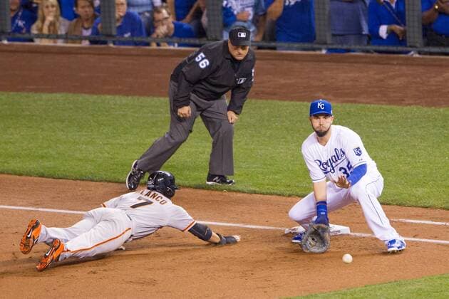 October 21, 2014: San Francisco Giants center fielder Gregor Blanco (7) dives back to first base as Kansas City Royals first baseman Eric Hosmer (35) catches the throw from the pitcher during the MLB Baseball Herren USA World Series game 1 between the San Francisco Giants and the Kansas City Royals at Kauffman Stadium in Kansas City, Missouri. MLB Baseball Herren USA OCT 21 World Series - Giants at Royals - Game 1 Icon20144692 EDITORIAL USE ONLY