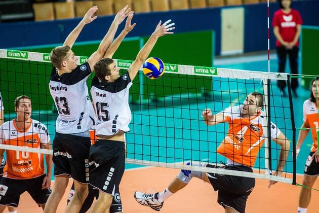 Berlin, Deutschland, 22.10.2014: Volleyball Bundesliga Saison 2014 2015 - VC Olympia Berlin - BR Volleys. Aleksandar Spirovski (BR Volleys 4) gegen den Block aus David Seybering (VCO 13) und Christoph Marks (VCO 15)
