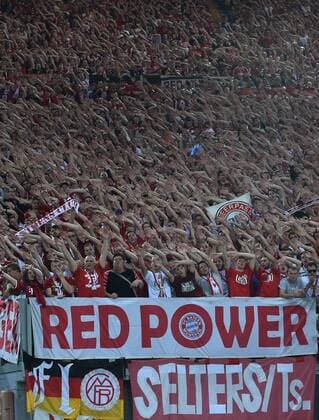 FUSSBALL CHAMPIONS LEAGUE SAISON 2014 2015 Vorrunde FC Bayern München 21.10.2014 FC Bayern Fans feiern im Gaestefanblock im Olympiastadion von Rom