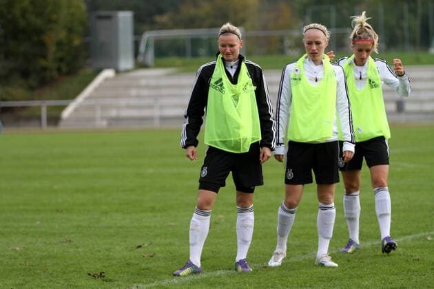 23.10.2014 Offenbach, Wiener Ring, DFB Training Deutsche Frauen-Nationalmannschaft vor dem Länderspiel Aktion Alexandra Popp, Pauline Bremer (GER)