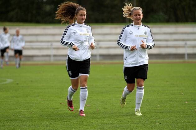 23.10.2014 Offenbach, Wiener Ring, DFB Training Deutsche Frauen-Nationalmannschaft vor dem Länderspiel links Sara Däbritz (GER)
