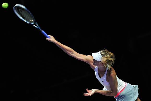 Russia s Maria Sharapova serves during the white group round robin match at the WTA Tennis Damen Finals at the Singapore Indoor Stadium, Oct. 24, 2014. ThenxChihxWey 