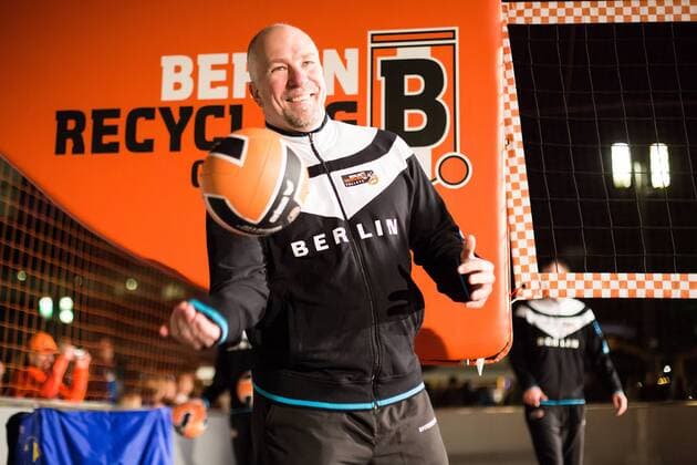 Berlin, Deutschland, 23.10.2014: Volleyball Bundesliga Saison 2014 2015 - Urban Volley Tour. bei der Saisoneröffnung Saisoneroeffnung der Berlin Recycling VolleysTrainer Mark Lebedew (BR Volleys)