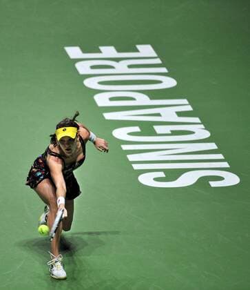 Poland s Agnieszka Radwanska returns the ball during the white group round robin match at the WTA Tennis Damen Finals at the Singapore Indoor Stadium, Oct. 24, 2014. ThenxChihxWey 