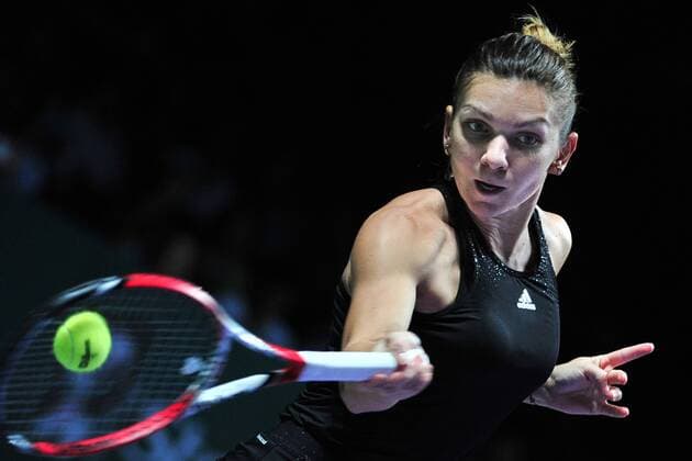 Romania s Simona Halep returns the ball during the round robin match at the WTA Tennis Damen Finals at the Singapore Indoor Stadium, Oct. 24, 2014. ) ThenxChihxWey 