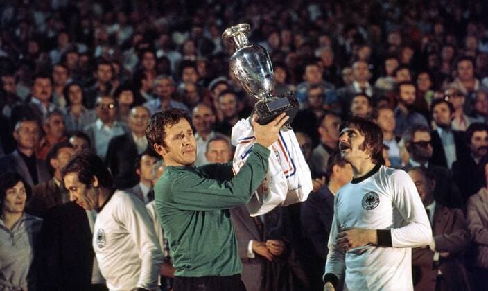 Fußball, EM Finale 1976 in Belgrad, Tschechoslowakei - Deutschland 5:3 i. E UEFA EM 1976 20.06.1976, Fussball, UEFA EM Europameisterschaft 1976 in Jugoslawien, Finale, CSSR Tschechoslowakei - BRD Deutschland (DFB) (7:5 n.E.): v.l. Ivo Victor und Antonin Panenka (beide CSSR) mit dem EM Pokal.