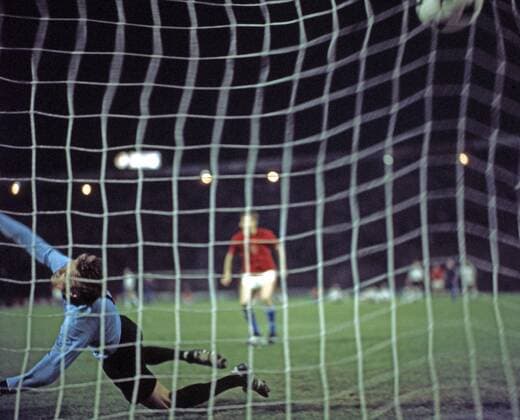 Fußball, EM Finale 1976 in Belgrad, Tschechoslowakei - Deutschland 5:3 i. E UEFA EM 1976 20.06.1976, Fussball, UEFA EM Europameisterschaft 1976 in Jugoslawien, Finale, CSSR Tschechoslowakei - BRD Deutschland (DFB) (7:5 n.E.): Ladislav Jurkemik (CSSR) verwandelt Elfmeter zum 6:5 gegen Sepp Maier (Deutschland).