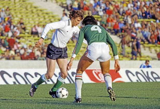 FIFA WM 1978 06.06.1978, Fussball, FIFA WM 1978 in Argentinien, 1. Finalrunde Gruppe II, Mexiko - Deutschland DFB (0:6): v.l. Dieter Müller (Deutschland), Eduardo Ramos (Mexiko).