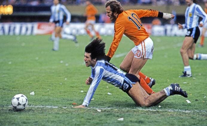 FIFA WM 1978 25.06.1978, Fussball, FIFA WM 1978 in Argentinien, Finale, Argentinien - Niederlande (3:1 n.V.): v.l. Oscar Ortiz (Argentinien), Rene van de Kerkhof (Niederlande).