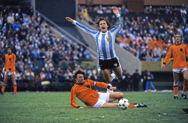 FIFA WM 1978 25.06.1978, Fussball, FIFA WM 1978 in Argentinien, Finale, Argentinien - Niederlande (3:1 n.V.): v.l. Ruud Krol (Niederlande), Daniel Bertoni (Argentinien).
