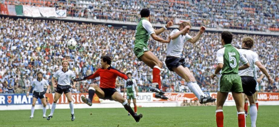 FIFA WM 1982 24.06.1982, Fussball, FIFA WM 1982 in Spanien, 1. Finalrunde Gruppe 2, Algerien - Chile (3:2): v.l. Mahdi Cerbah, Nouredine Kourichi (beide Algerien), Horst Hrubesch (Deutschland).