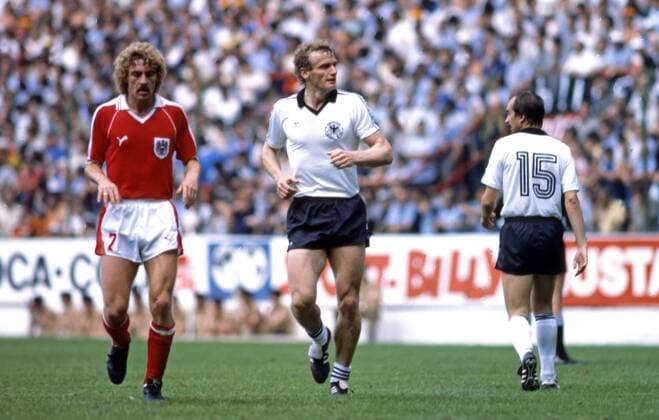 FIFA WM 1982 25.06.1982, Fussball, FIFA WM 1982 in Spanien, 1. Finalrunde Gruppe 2, BRD Deutschland (DFB) - Österreich (1:0): v.l. Walter Schachner (Austria), Hans-Peter Briegel, Ulrich Stielike (beide Deutschland).