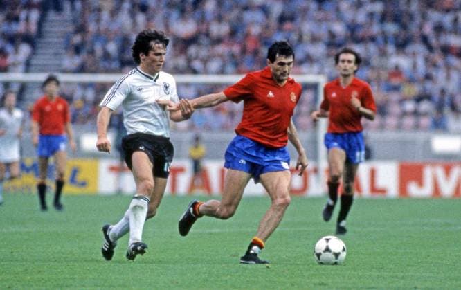 FIFA WM 1982 02.07.1982, Fussball, FIFA WM 1982 in Spanien, 2. Finalrunde Gruppe B, Spanien - BRD Deutschland (DFB) (1:2): v.l. Lothar Matthäus (Deutschland), Joaqu’n (Spanien).