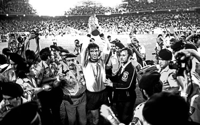 FIFA WM 1982 11.07.1982, Fussball, FIFA WM 1982 in Spanien, Finale, Italien - BRD Deutschland (DFB) (3:1): mi. Dino Zoff (Italien) mit dem WM-Pokal.
