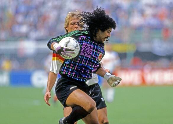 FIFA WM 1990 19.06.1990, Fussball, FIFA WM 1990 in Italien, Vorrunde, DFB Deutschland - Kolumbien (1:1): v.l. Jürgen Klinsmann (Deutschland), Rene Higuita (Kolumbien).