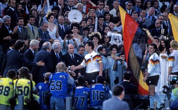 FIFA WM 1990 08.07.1990, Fussball, FIFA WM 1990 in Italien, Finale, DFB Deutschland - Argentinien (1:0): Lothar Matthäus (DFB Deutschland) bei der Siegerehrung.