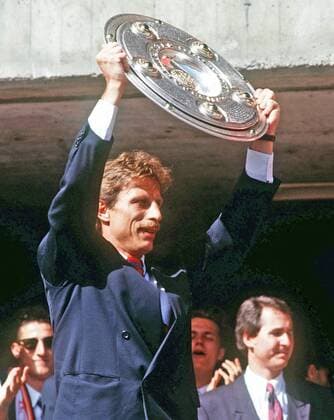 VfB Stuttgart 17.05.1992, 1. Fussball-Bundesliga, VfB Stuttgart Deutsche Meisterschaft 1992: Christoph Daum (Trainer) mit der Meisterschale.